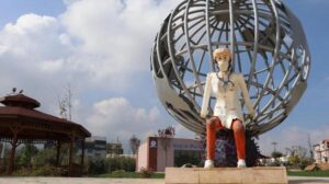 AK Parti’li Özkan: Ucubelikte yarışan heykeller derhal kaldırılmalı