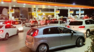 AKP’li Ahmet Hamdi Çamlı, zam haberi sonrası benzin istasyonlarında oluşan kuyruğu böyle yorumladı: Bereket yoğunluğu