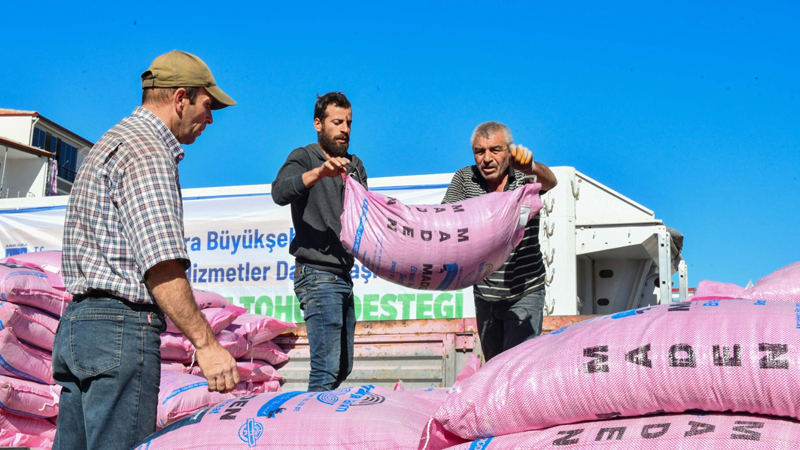 Ankara Büyükşehir Belediyesi’nden çiftçilere 12 bin ton tohum desteği
