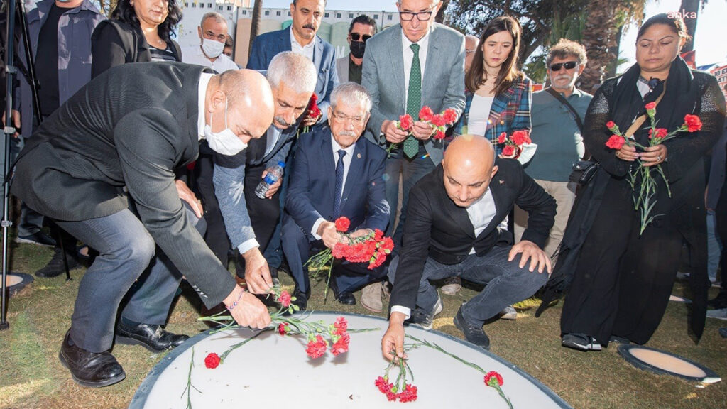 Ankara gar katliamında yaşamını yitirenler için İzmir’de anıt açıldı