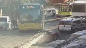 Araba savurdu, İETT otobüsü ezdi! Scooterlı ağır yaralı