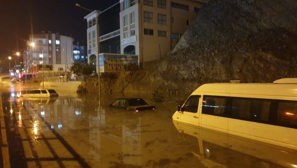 Aydın’da etkili olan sağanak nedeniyle ev ve iş yerlerini su bastı