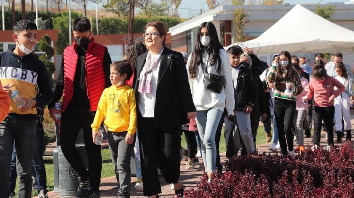 Bakan Yanık, SED hizmetinden yararlanan çocuklarla bir araya geldi