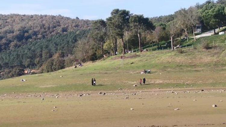 Balıkların yüzdüğü alanda ziyaretçiler yürüyor