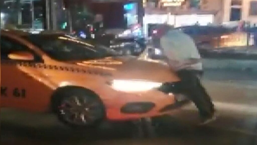 Beyoğlu’nda ilginç tepki: Kendisini almayan taksinin kaputuna çıktı
