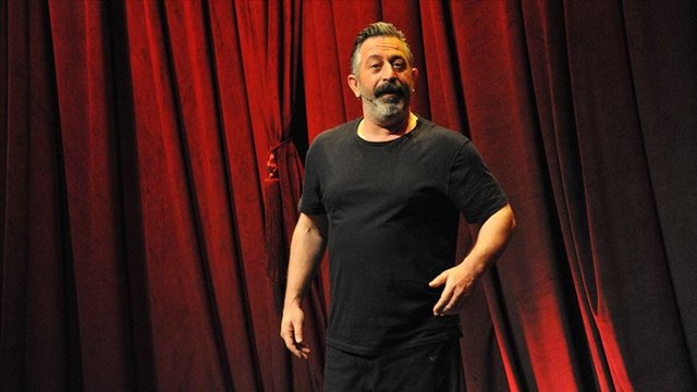 Cem Yılmaz, NFT’lerini satın alanlara gösteri bileti hediye edeceğini duyurdu