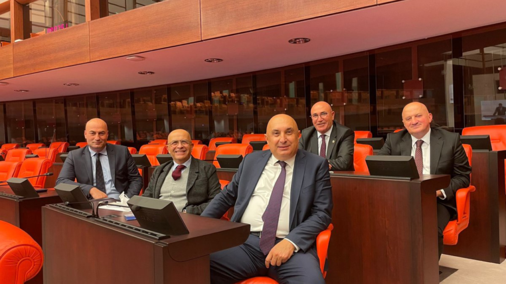 CHP’li Erdoğdu’dan CHP’li Tanal’ın paylaşımına kel esprisi: Şampuan reklamı yıldızları