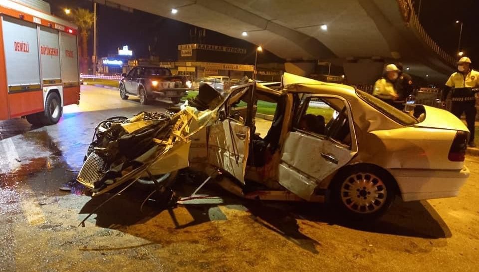 Denizli’de otomobil köprü ayağına çarptı: Baba ile oğlu yaşamını yitirdi