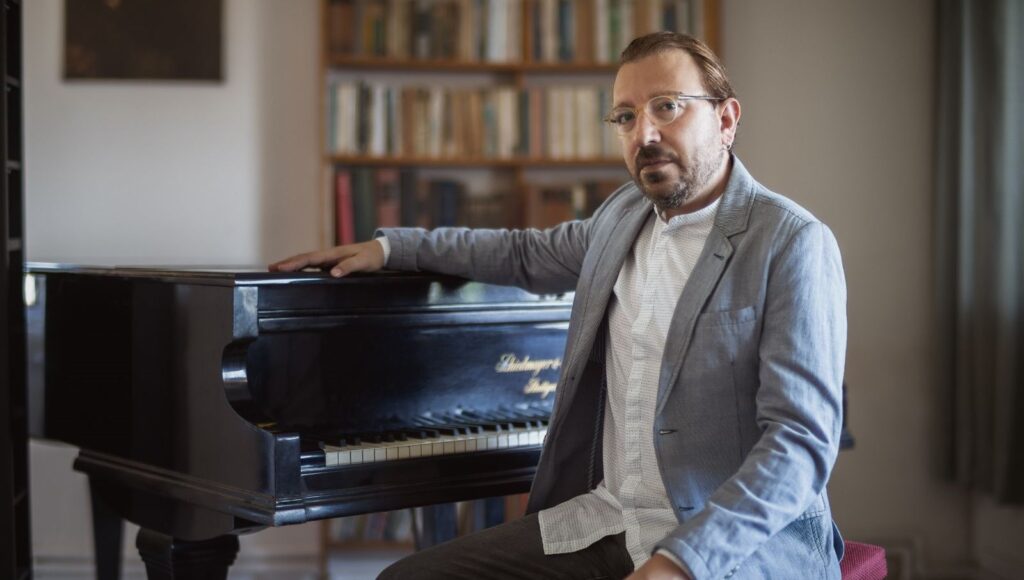 Erdal Kaplanseren 24 yıllık mesleğini bırakıp müzik albümü çıkardı
