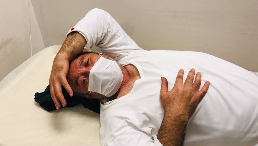 Evinin önünde ayı saldırısına uğradı