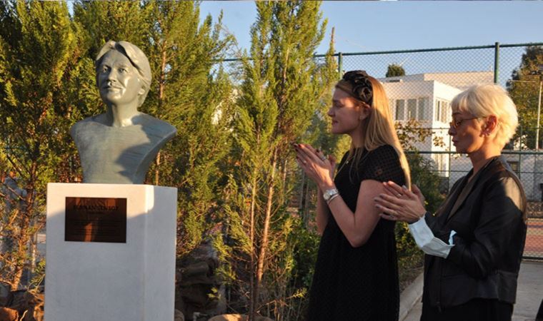Ferhan Şensoy anısına yapılan büst açıldı: Gözyaşlarını tutamadılar
