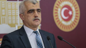 Gergerlioğlu, çıplak arama yapılabileceğine dair mahkeme kararını paylaştı: Özlem Zengin inkar ediyordu, bakalım ne diyecek?
