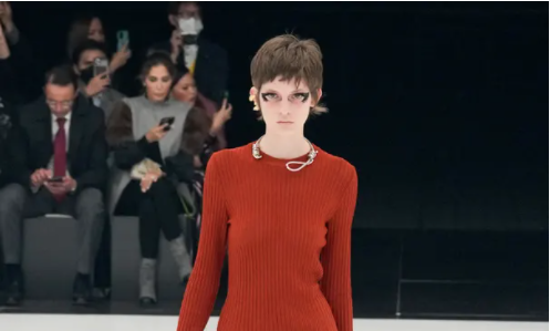 Givenchy’nin “ilmek” görünümlü kolye tasarımı tepki çekti