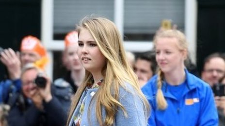 Hollanda’da Prenses Amalia bir kadınla evlenirse tahttan feragat etmeyecek