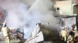 İşçilerinin kaldığı konteynerler yandı! Son anda kurtuldular