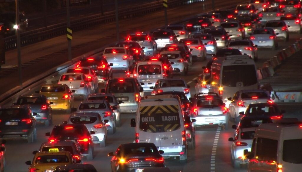 İstanbul’da, haftanın ilk iş gününde trafik yoğunluğu
