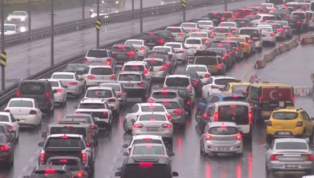 İstanbul’da yağış, trafiği olumsuz etkiledi