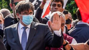 İtalyan mahkemesi, Katalan lider Puigdemont’un İspanya’ya iade kararını erteledi