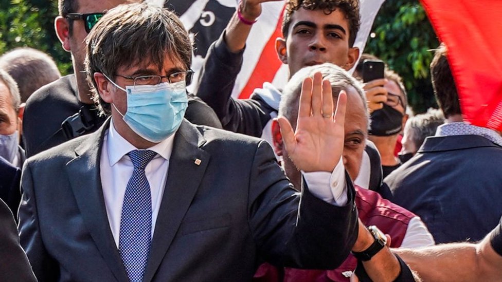 İtalyan mahkemesi, Katalan lider Puigdemont’un İspanya’ya iade kararını erteledi