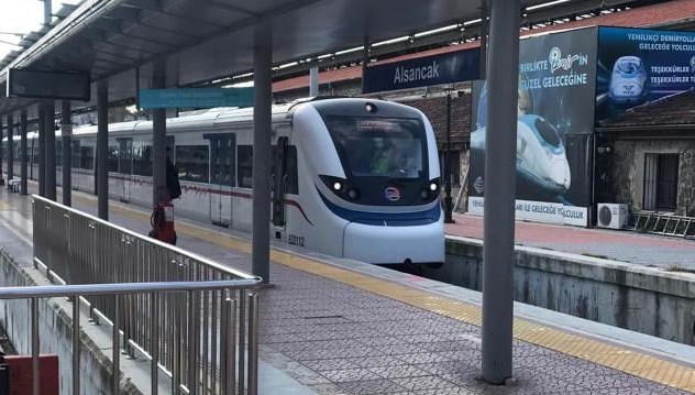 İzmir’de sinyalizasyon kablolarının kesilmesi nedeniyle İzban seferleri aksadı