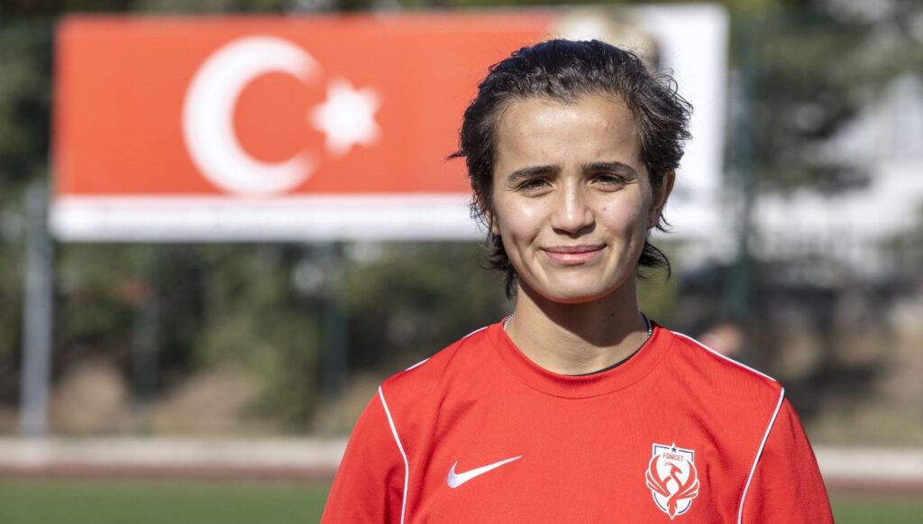 Kadın futbolcu sahada forvet kafede garson