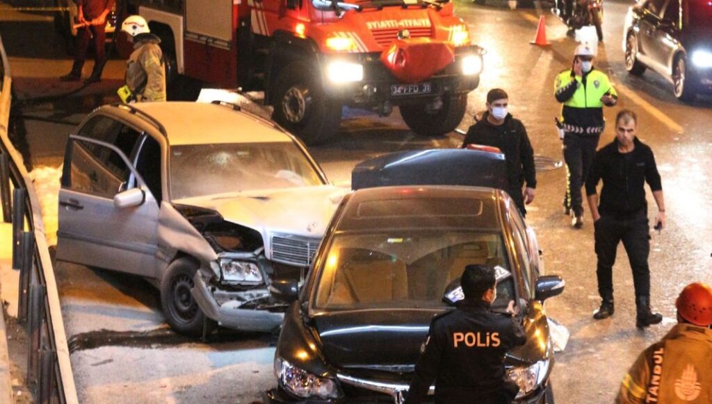 Kağıthane’de arıza yapan otomobile başka bir araç çarptı: 2 yaralı