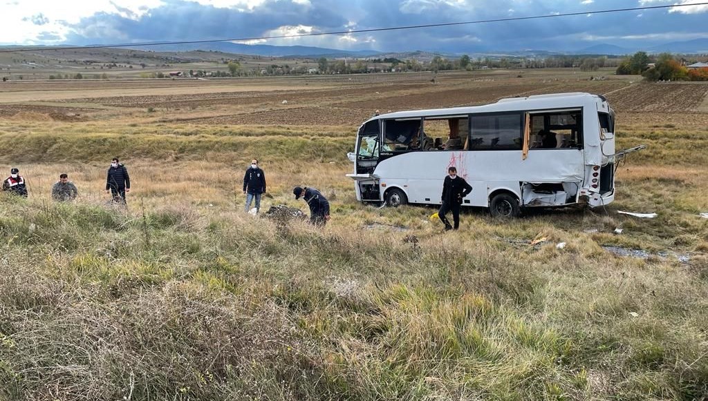 Kastamonu’da polis servisi devrildi: Yaralılar var