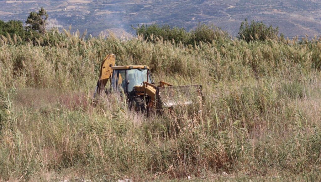 Kuş cennetine kepçe ile geçip yol açmaya çalıştı