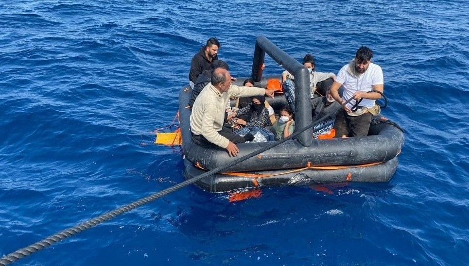 Kuşadası açıklarında 60 kaçak göçmen kurtarıldı