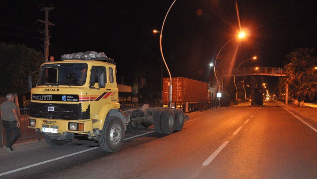 Mersin’de damperi açık kalan kamyon köprüye çarptı