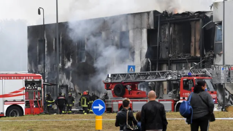 Milano’da uçak, ofis binasına girdi: 8 ölü