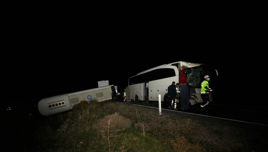 Nevşehir’de öğrencileri taşıyan otobüslerin karıştığı kazada 44 kişi yaralandı