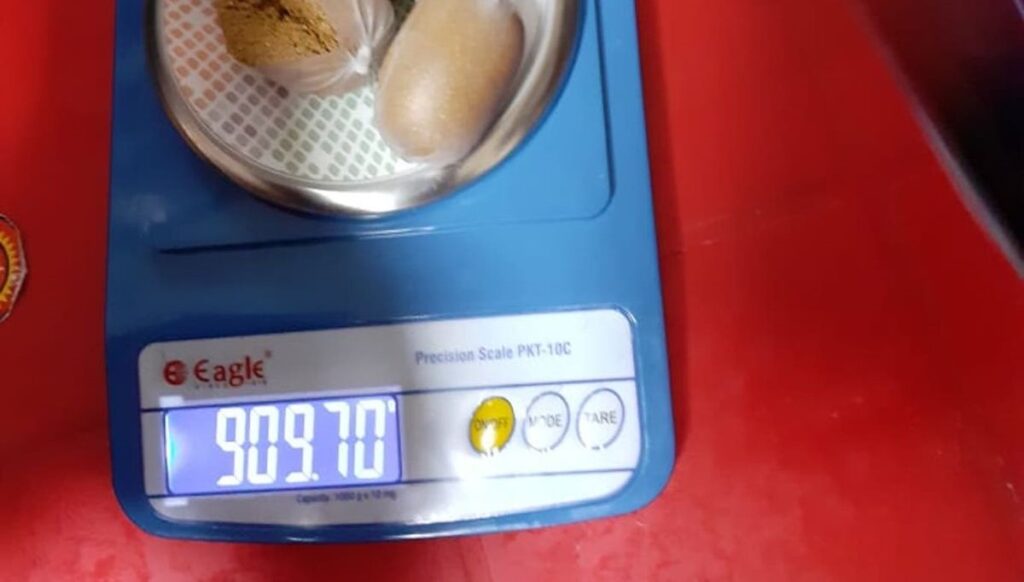 Rektumunda yaklaşık bir kilo altınla yakalandı