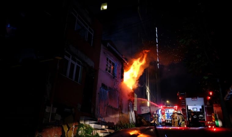 Şişli’de iki katlı metruk bina alev alev yandı