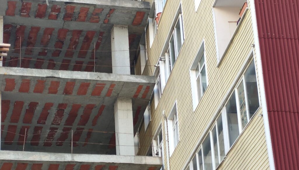 Şişli’de ilginç görüntü: Bina inşaatı 40 yıllık apartmana dayandı