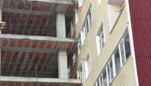 Şişli’de ilginç görüntü: Bina inşaatı 40 yıllık apartmana dayandı