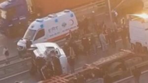 Son dakika! Beylikdüzü’nde TIR’a arkadan çarpan servis aracı devrildi: 8 yaralı