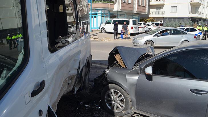 Son dakika… Öğrenci servisiyle otomobil çarpıştı! 7’si öğrenci 10 kişi yaralandı