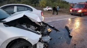 Ters yöne girdi, 3 otomobile çarptı! Yaralılar var