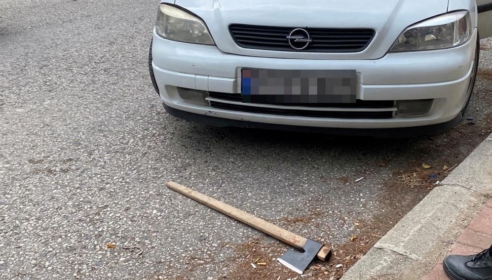 Trafikte tartıştıkları iki kişiyi baltayla yaraladılar