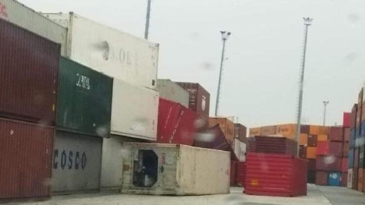 Ambarlı Limanı’nda konteynerler TIR’ın üstüne devrildi
