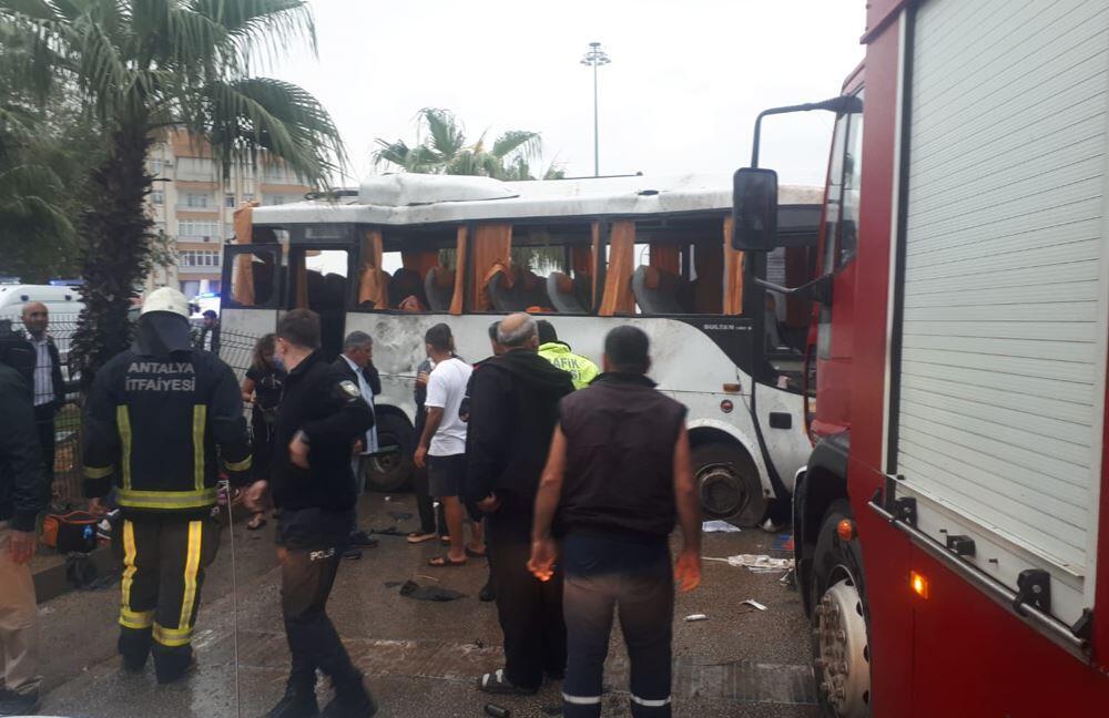 Antalya’da midibüs takla attı: 2’si çocuk 8 Rus turist yaralandı