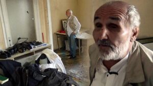 Avcılar’da eski müzisyene ait çöp evi belediye temizledi!