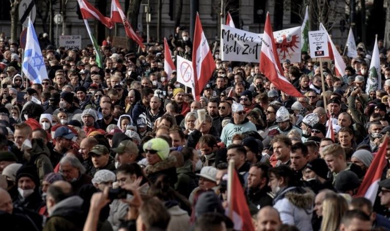Avusturya’da tam kapanmadan önce koronavirüs önlemleri karşıtı protestoya on binler katıldı