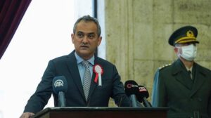 Bakan Özer öğretmenlerle Anıtkabir’i ziyaret etti