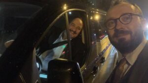 Bakan Varank kaza geçiren muhabiri kendi kullandığı aracıyla evine bıraktı