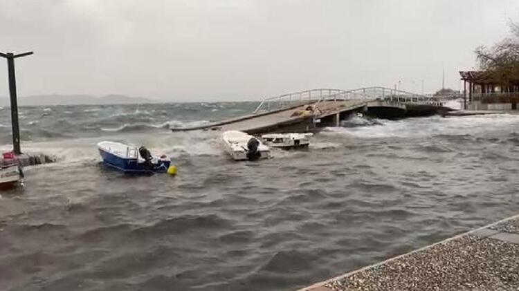 Balıkesir’de kuvvetli rüzgar; sahildeki restoranları su bastı