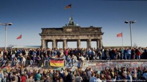Berlin Duvarı’nın yıkılışı anıldı