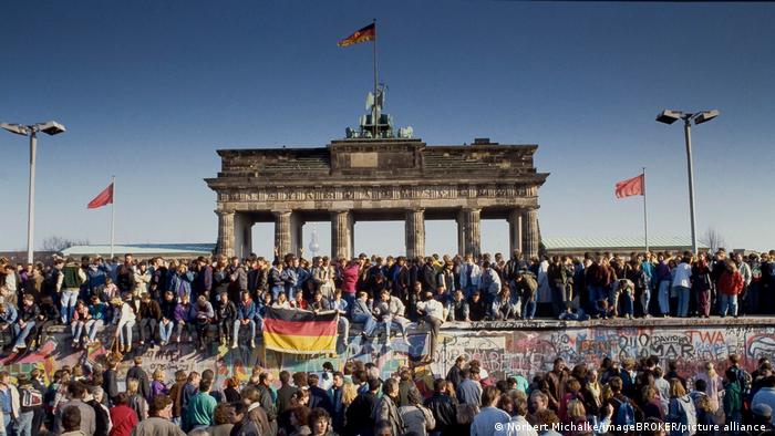 Berlin Duvarı’nın yıkılışı anıldı