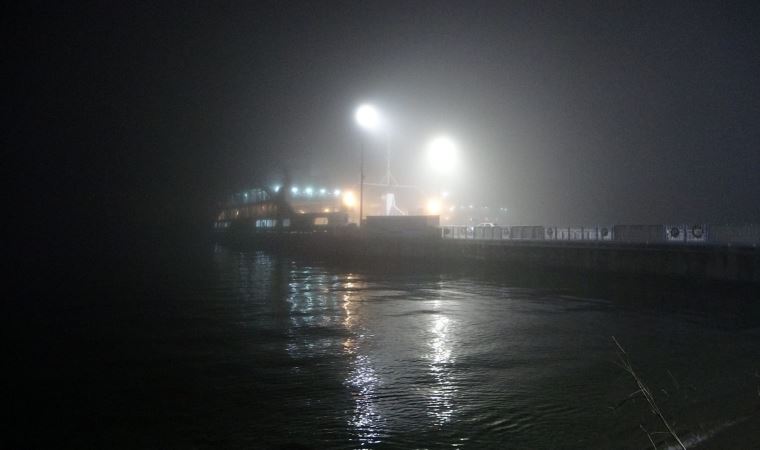 Çanakkale Boğazı’nda yoğun ‘sis’ deniz ulaşımını durdurdu